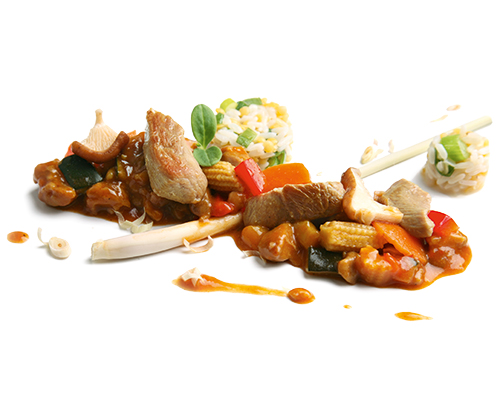 Putengeschnetzeltes nach asiatischer Art aus der Putenbrust, mit süß-saurem Wokgemüse aus Paprika, Karotten, Zucchini und Maiskölbchen.