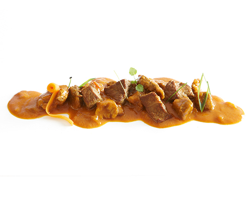 Beef curry Indian Spice with onions, apples and coconut milk, in a tomato and curry sauce.