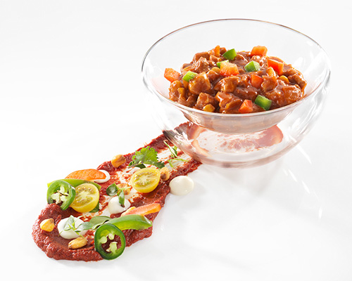 Schweinegulasch nach ungarischer Art aus der Schweinehüfte, mit Paprikawürfeln.