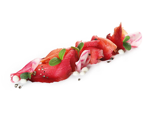 Doskonały łosoś wędzony burakiem, surowy produkt z Norwegii, wędzony na zimno, w plastrach, ze skórą.