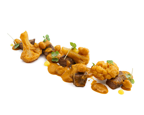 Blumenkohl-Süßkartoffel-Curry mit Rindfleisch milde Currysauce aus Joghurt und Kokosmilch, abgerundet mit Mango und Tandoori.