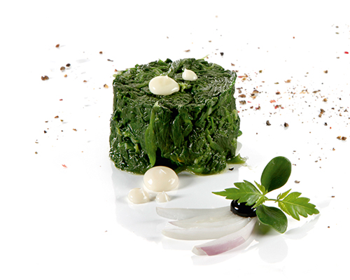 Liście szpinaku z cebulą, odrobiną czosnku i masła.