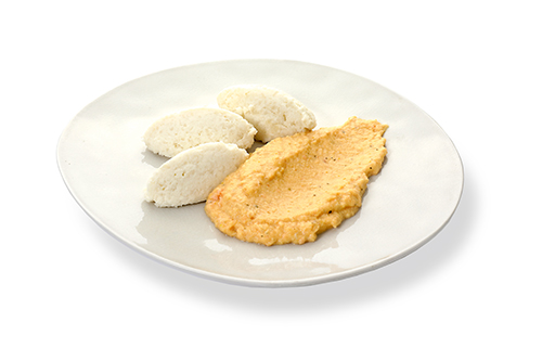 Lachs in Safransauce mit Langkornreis grob zerkleinert, mit Stückchen.