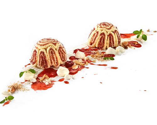 Erdbeer-Charlotte Biskuitroulade umhüllt Erdbeermousse, ø 7 cm.