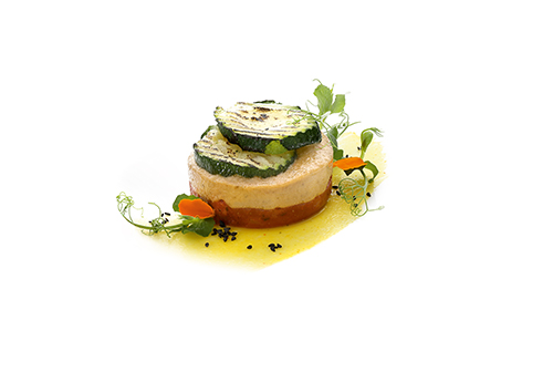 Gegrillte Zucchini auf Aubergine und Tomate mediterran, Basis für eine Tellervorspeise.