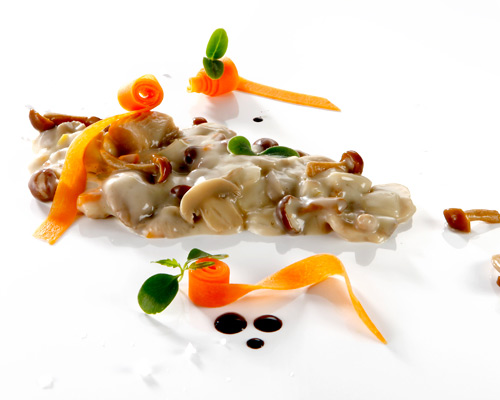 Waldpilzragout mit Pfifferlingen, Champignons, Austernpilzen, Shiitakes, Stockschwämmchen und Wurzelgemüsewürfeln.