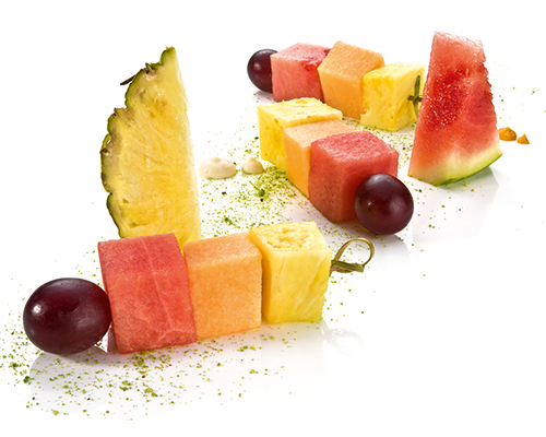 Obstspieß mit Zuckermelone, Wassermelone, Ananas und Traube.