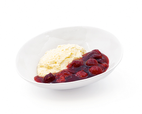 Grießbrei mit Kirschgrütze veganer Grießbrei auf Maisbasis, mit roter Kirschgrütze.