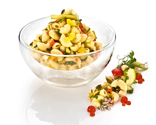 Bunter Nudelsalat mit Hörnchennudeln, Paprika, Zucchini, Lauch und Gewürzgurke, in Essig-Öl-Dressing.
