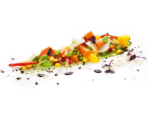 Gemüsemischung nach asiatischer Art mit Sojabohnen, Mais, Paprika, Weißkohl und Karotten.