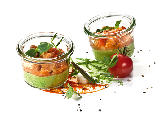Garnelensalat nach mediterraner Art mit Frischkäse und Tomaten, auf Basilikummousse, Negativ für kleines Weckglas.