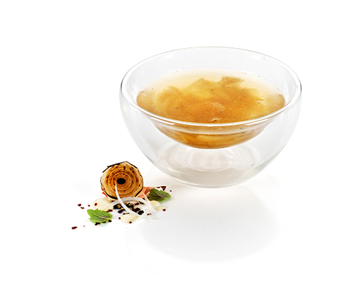 Zwiebelsuppe mit Zwiebelscheiben und Kräutern der Provence.