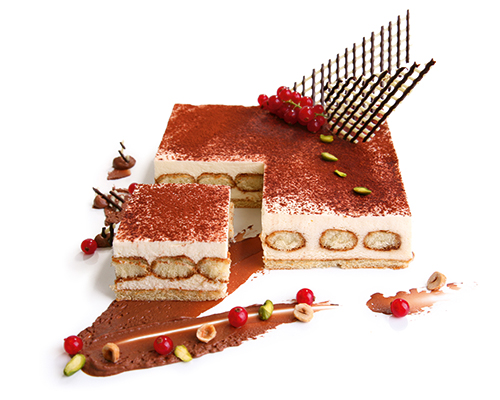 Tiramisu in Kaffee und Amaretto getränkte Löffelbiskuits, mit Mascarponecreme, 12,5 x 27 cm.