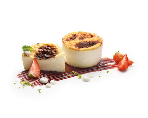 Cheesecake "San Sebastian" classic creamy, made from mascarpone and cream cheese, flavoured with vanilla, ø 5 cm.