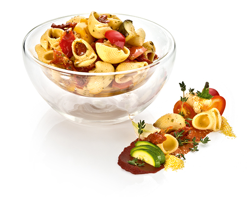 Nudelsalat nach mediterraner Art mit gegrillter Paprika, Zucchini, getrockneten Tomaten, in Essig-Öl-Dressing.