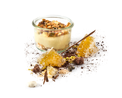 Bienenstich Sander Style aus Biskuit und Streuseln, mit einer Vanillecreme aus Honig und weißer Schokolade,  abgerundet mit karamellisierten Nüssen, Negativ.