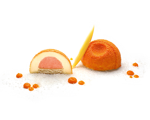 Sweet Veneziano Orangencreme mit weißer Kuvertüre und Portwein, mit cremigem Kern aus Bitterorangenlikör auf  Biskuit, ø 5 cm