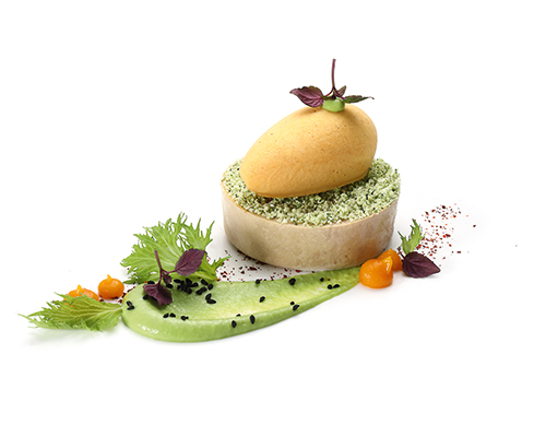 Kokos-Panna-cotta nach asiatischer Art, mit Zitronen-Kräuter-Crumble und Süßkartoffel-Nocke, Basis für eine  Tellervorspeise.