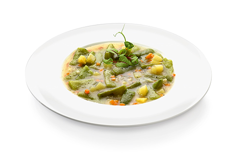 Veganer Bohneneintopf mit Kartoffeln und Karotten, abgeschmeckt mit Bohnenkraut.