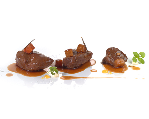 Schweinebäckchen mit Röstgemüse, in eigener Jus geschmort.