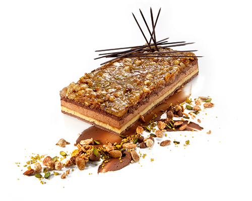 Nussknacker geschichtete Schnitte aus Orangen-Mandel-Biskuit, Orangenspiegel, Nougatmousse, dunkler Mousse und  gerösteten Nüssen, 12,5 x 27 cm.