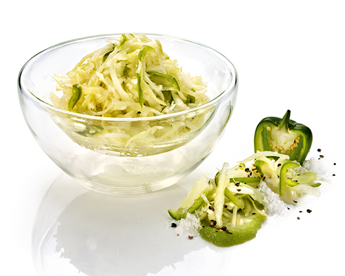 Krautsalat "Holsteiner Art" aus Weißkraut, pikant gewürzt, mit frischer grüner Paprika, in Essig-Öl-Dressing.