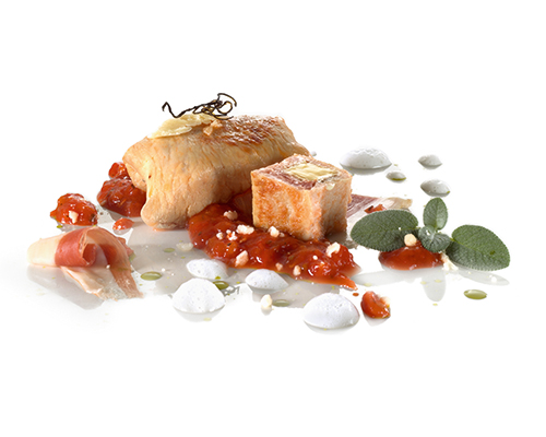 Putenröllchen gefüllt mit Bacon, Salbei und Mozzarella, in mediterraner Tomatensauce geschmort.