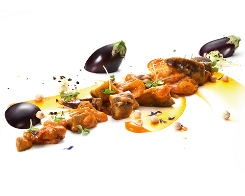 Vegan aubergine curry with tomatoes, chickpeas and sultanas, with an oriental flavour.