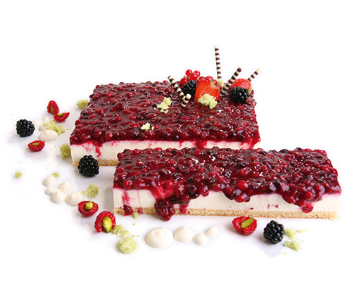 Waldbeeren mit Joghurtmousse sommerlich-frische Obstschnitte, 12,5 x 27 cm.