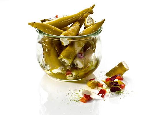 Peperoni, grün mit Frischkäsecreme gefüllt, in Rapsöl.