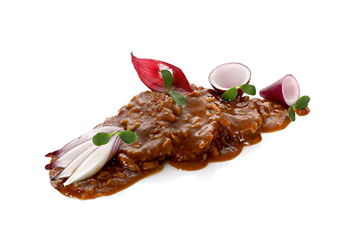 Veganer Seitanrostbraten in Zwiebeljus auf Weizenproteinbasis, in Scheiben geschnitten.