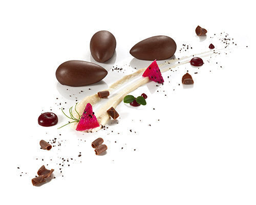 Schokoladen-Nougat-Nocke aus dunkler Kuvertüre und Nuss-Nougat, 4 cm.