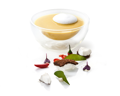 Curry-Zitronengras-Suppe verfeinert mit Kokosmilch, Ingwer, Koriander und Chili.