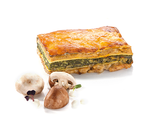 Champignonlasagne mit Spinat, Ziegenfrischkäse und cremiger Béchamelsauce, 6,2 x 10 cm.