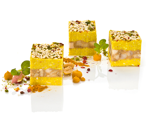 Kokos-Couscous-Würfel mit Hähnchen, 3,5 x 3,5 cm.