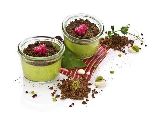 36400132 Vegane Erbsencreme mit Kokosmilch, Topping aus Olivenerde und Rote-Bete-Ingwer-Kaviar, Negativ für kleines Weckglas.