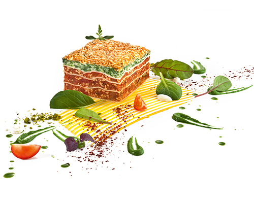 Vegane Lasagne mit mediterranem Gemüse und cremigem Spinat, 6,2 x 10 cm.