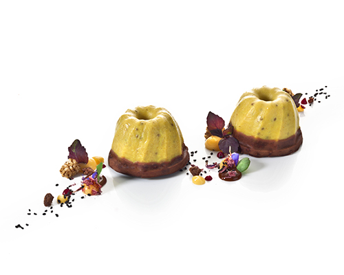 Bananen-Chia-Creme-Törtchen vegane Creme abgerundet mit Banane und Chia, auf Schokoladenboden verfeinert mit Nüssen und Orange, ø 5,5 cm.