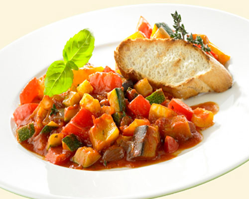 Gemüsepfanne nach provenzalischer Art mit Zucchini, Auberginen, roter und gelber Paprika und einer leichten Knoblauchnote.