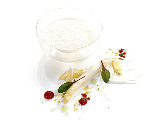 Zupa krem ze szparagów z dodatkami z białych szparagów.