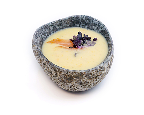 Kartoffelrahmsuppe mit Majoran, Karotten und Sellerie.