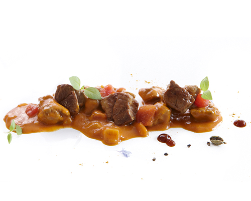 Lammcurry nach indischer Art mit Apfelwürfeln, Erdnuss und Curry, pikant gewürzt.