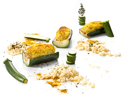 Gefüllte Zucchini mit Couscous mit Zucchini, Paprika, Auberginen, Champignons und Kichererbsen.