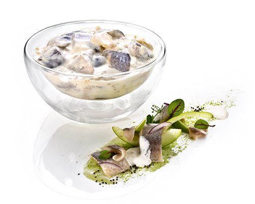Sahneheringstopf Heringshappen mit Zwiebeln und Äpfeln, in Sahnesauce.