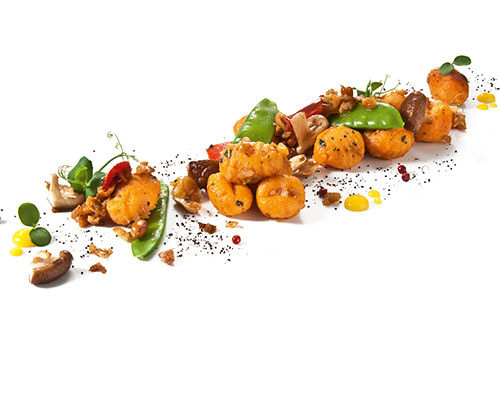 Süßkartoffel-Gnocchi in Erdnusspesto, mit Zuckerschoten, Shiitakes und Paprikawürfeln.