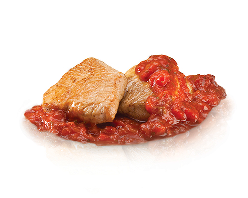 Putenmedaillons Tomate-Basilikum in der Pfanne gebraten, in Tomaten-Basilikum-Sauce.