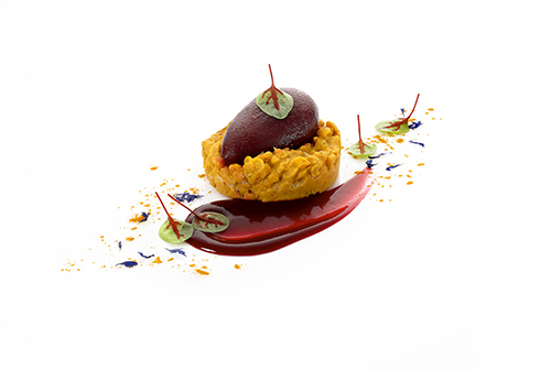 Linsencurry mit Roter Bete orientalisches Linsencurry mit einer Rote-Bete-Nocke, Basis für eine Tellervorspeise.