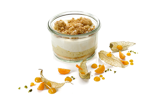 Vanille-Cardamom-Traum klassisch schwedische Vanille-Cardamomcreme, auf Biskuit mit einer Vanille-Sahne und knusprigen  Cardamom-Streusel, Negativ für hohes Weckglas.