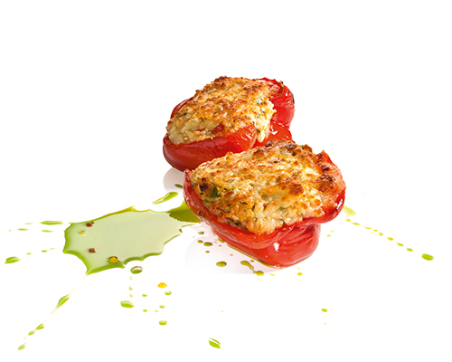 Stuffed sweet pepper half with a filling of vegetables, cereals, pork and beef, savoury seasoned and sprinkled with mozzarella.