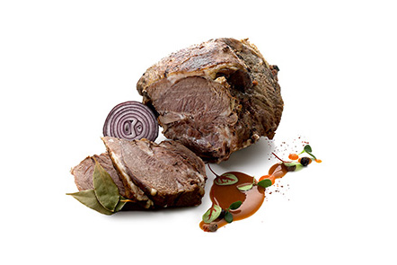 Lammkeule nach mediterraner Art mariniert mit Tomaten, Oliven, Knoblauch und Fenchel, am Stück gegart.